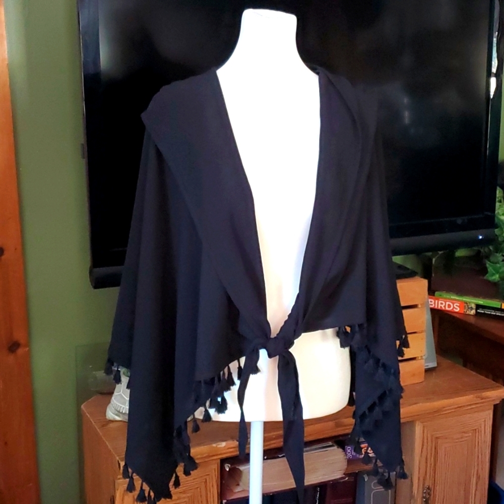Freshwater fringed wrap with tie
